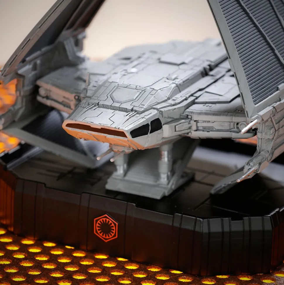 TIE Echelon Vehicle Figure with Light Effect – Star Wars: Galaxy's Edge